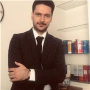 Avvocato civilista impartisce lezioni di diritto a studenti delle scuole superiori